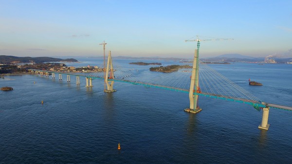 ▲ 뼈대가 완성된 충남 보령 원산도에서 태안 안면도를 잇는 해상교량.ⓒ충남도