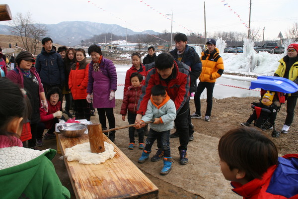 ▲ 백마권역 겨울놀이 축제.(떡메치기 모습)ⓒ괴산군