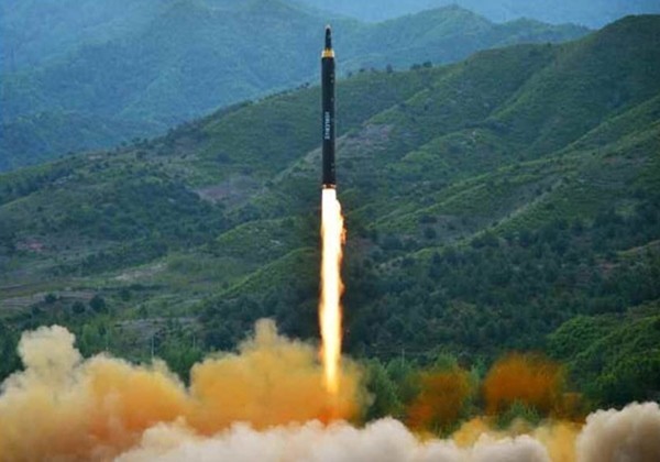 ▲ 북한은 3번의 실패 끝에 중거리 탄도미사일(IRBM) '화성-12형'의 발사에 성공했다. 사진은 2017년 5월 14일 '화성-12형' 발사 당시 모습. ⓒ北선전매체 화면캡쳐.
