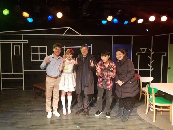 ▲ 왼쪽부터 배우 강승완과 정태리, 도종환 문체부 장관, 배우 김한재, 정유란 문화아이콘 대표.ⓒ문화아이콘