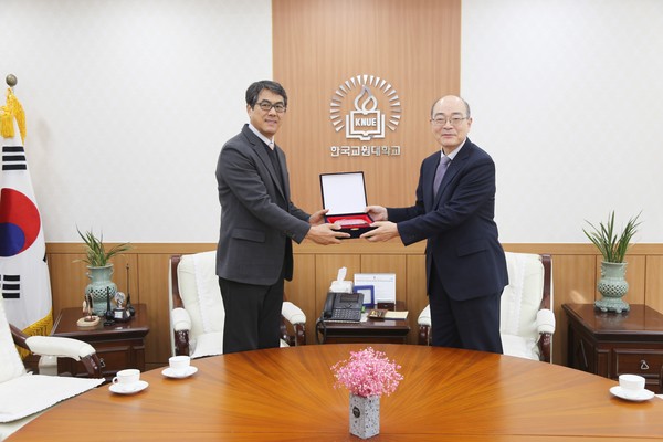 ▲ 한국교원대 김원경 교수가 4일 총장실을 찾아 이 학교 미래도서관 건립기금으로 1000만원 기탁했다.ⓒ한국교원대