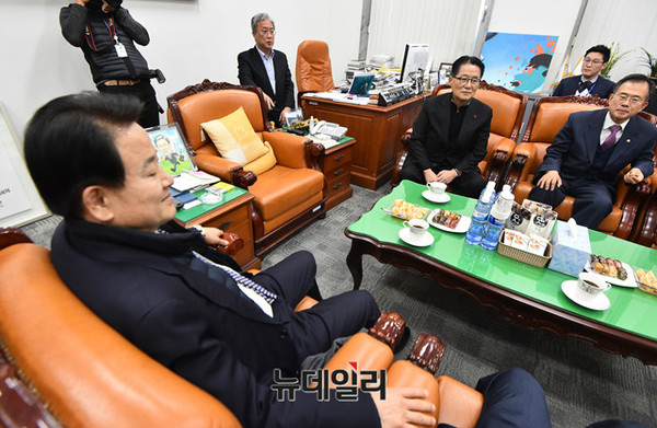 ▲ 국민의당 정동영·박지원 전 대표와 유성엽·윤영일 의원 등이 3일 오후 국회에서 모여 국민의당 탈당과 개혁신당 창당을 논의하고 있다. 이들은 이날 사무총장과 대변인 등을 인선한데 이어, 5일에는 사무처 조직 구성 등 신당 창당 방안을 구체화할 예정이다. ⓒ뉴데일리 이종현 기자