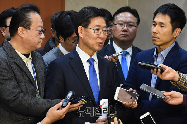 ▲ 더불어민주당 양승조 의원이 4일 국회에서 충남도지사 출마를 공식 선언한 직후, 취재진의 질문에 답하고 있다. ⓒ뉴데일리 이종현 기자