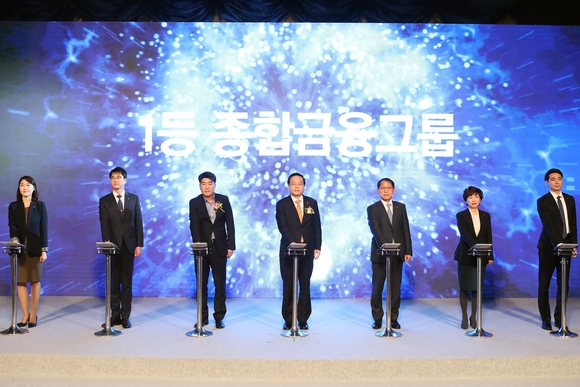 ▲ 4일 서울시 중구 우리은행 본점에서 열린 ‘우리은행 창립 119주년 기념식’에서 손태승 우리은행장(왼쪽 4번째)이 노조위원장, 각 직급별 직원대표와 핸드 프린팅 세러모니를 하고 있다.ⓒ우리은행