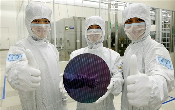 삼성전자 메모리 반도체 공장 근무자들이 낸드플래스를 들어보이고 있다. ⓒ삼성전자
