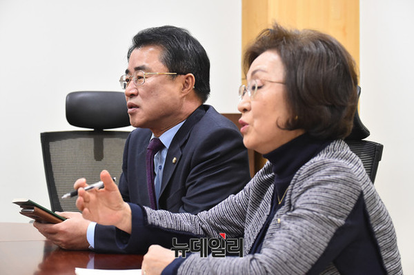 ▲ 국민의당지키기운동본부 대변인을 맡은 최경환·장정숙 의원이 5일 오전 의원회관에서 운동본부 전체회의를 연 직후 취재진과 만난 자리에서, 안철수 대표의 비례대표 의원 출당 불가 선언을 성토하고 있다. ⓒ뉴데일리 이종현 기자