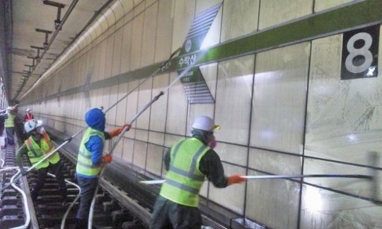 ▲ 서울교통공사 직원들이 승강장에서 미세먼지 제거를 위해 물청소하고 있다. ⓒ서울시 제공