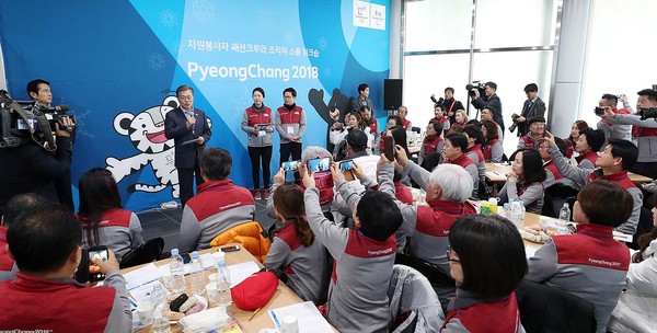 ▲ 평창올림픽을 계기로 남과 북이 오는 9일 판문점에서 만난다. 사진은 문재인 대통령이 평창 올림픽 자원봉사자들을 격려하기 위해 강릉역에 방문한 모습. ⓒ청와대 제공