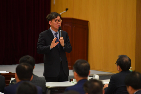 ▲ 이대훈 농협은행장이 지난 4일 서울시 중구에 위치한 농협은행 본점 대회의실에서 2018 경영목표 달성회의를 주관하고 있다. ⓒ 농협은행