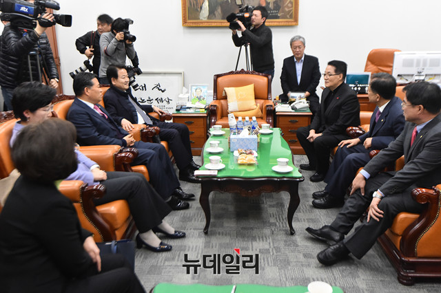 ▲ 바른정당과의 중도통합에 반대하는 국민의당지키기운동본부 소속 의원들이 국회 교문위원장실에 모여 대책을 논의하고 있다.