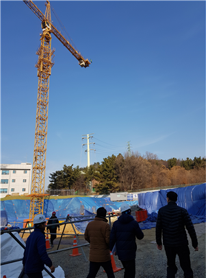 ▲ 대전시는 오는 16일까지 대전시내 공사현장 타워크레인에 대한 안전 점검을 실시하고 있다. 사진은 한밭대 공사현장 타워크레인.ⓒ대전시