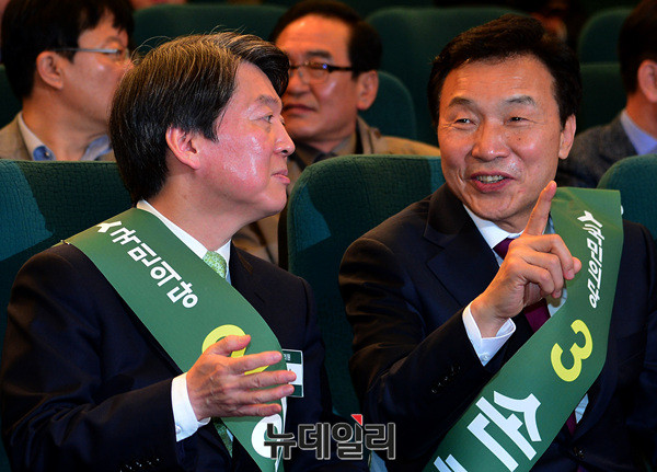 ▲ 국민의당 안철수 대표와 손학규 고문이 지난해 3월 대선후보 경선 과정에서 나란히 앉아 대화를 나누고 있다. ⓒ뉴데일리 공준표 기자