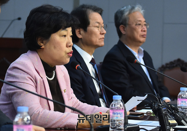 ▲ 국민의당지키기운동본부 조배숙 대표가 8일 오전 의원회관에서 열린 전체회의에서 이날 조간에 보도된 손학규 고문의 입장에 유감을 표하고 있다. ⓒ뉴데일리 이종현 기자