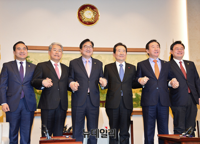 ▲ 왼쪽부터 박홍근 더불어민주당 원내수석부대표, 김동철 국민의당 원내대표, 우원식 더불어민주당 원내대표, 정세균 국회의장, 김성태 자유한국당 원내대표, 김성원 원내대변인 ⓒ 뉴데일리 공준표