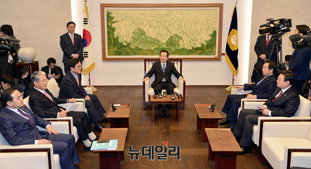 ▲ 왼쪽부터 박홍근 더불어민주당 원내수석부대표, 김동철 국민의당 원내대표, 우원식 더불어민주당 원내대표, 정세균 국회의장, 김성태 자유한국당 원내대표, 김성원 원내대변인 ⓒ 뉴데일리 공준표