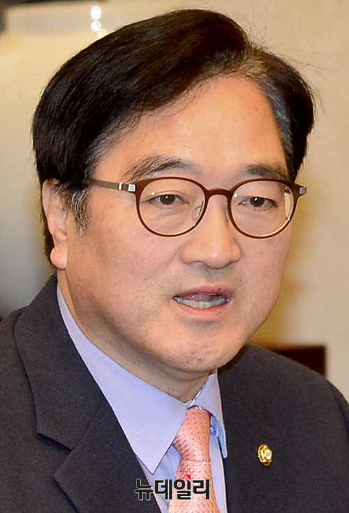 ▲ 왼쪽부터 박홍근 더불어민주당 원내수석부대표, 김동철 국민의당 원내대표, 우원식 더불어민주당 원내대표, 정세균 국회의장, 김성태 자유한국당 원내대표, 김성원 원내대변인 ⓒ 뉴데일리 공준표