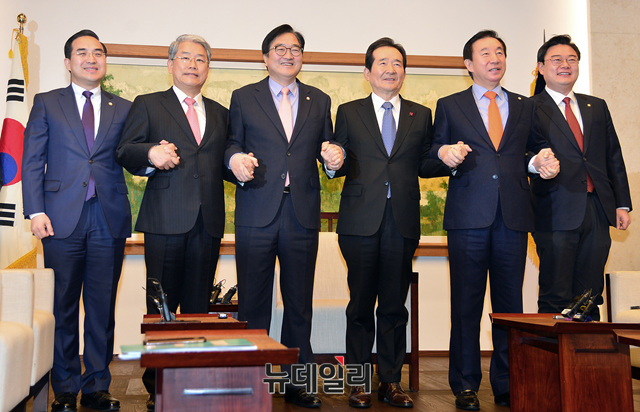 ▲ 왼쪽부터 박홍근 더불어민주당 원내수석부대표, 김동철 국민의당 원내대표, 우원식 더불어민주당 원내대표, 정세균 국회의장, 김성태 자유한국당 원내대표, 김성원 원내대변인 ⓒ 뉴데일리 공준표