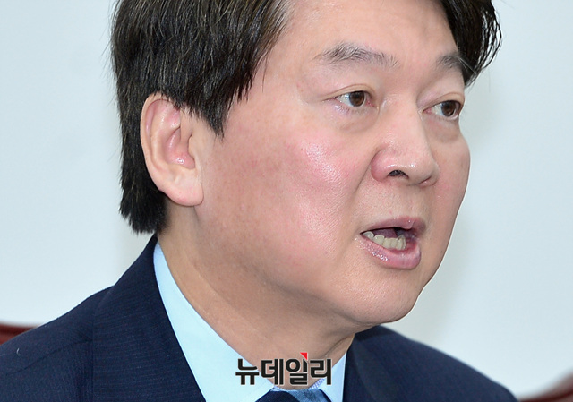 ▲ 국민의당 안철수 대표가 8일 최고위원회의에 참석해 최저임금 인상에 따른 부작용에 대해 말하고 있다. ⓒ 뉴데일리 DB