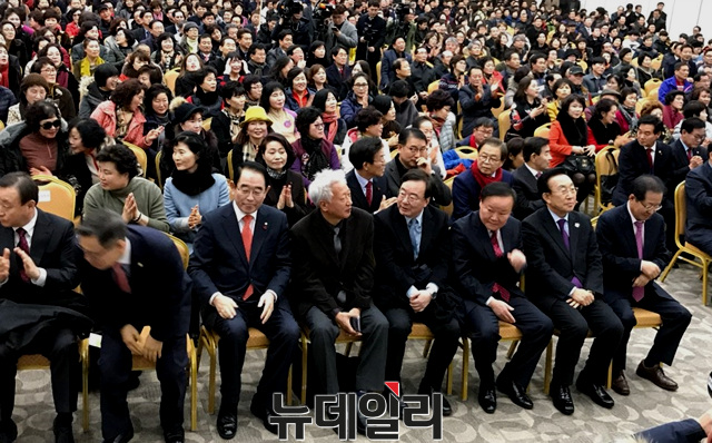 ▲ 김관용 경북도지사와 경북 지역 국회의원, 기초단체장들이 행사장 앞 무대에 앉아 행사를 지켜보고 있다. ⓒ뉴데일리