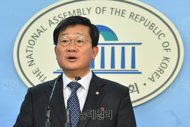 ▲ 더불어민주당 전해철 의원이 8일 오후 국회에서 기자회견을 열어 경기도당위원장 사퇴를 선언하고 있다. ⓒ뉴데일리 이종현 기자