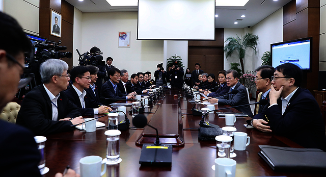 ▲ 문재인 대통령이 8일 수석보좌관
 회의를 주재하고 있다. ⓒ청와대 제공