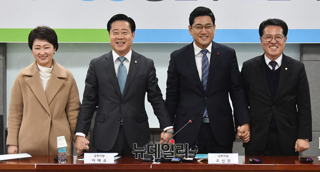 ▲ 이언주-이태규 국민의당 의원, 오신환 바른정당 원내대표-정운천 의원이 8일 오전 국회 의원회관에서 통합추진협의체 2차 공개회의를 갖고 있다. ⓒ뉴데일리 이종현 기자