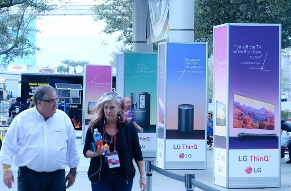 ▲ LG전자가 미국 라스베이거스 컨벤션센터(LVCC)에서 열리는 세계 최대 가전전시회 'CES 2018'에 앞서 옥외광고를 선보이고 있다.ⓒLG전자