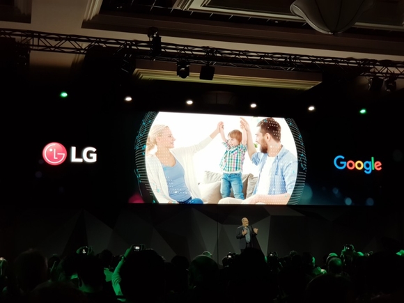 스콧 허프만(Scott Huffman) 구글 어시스턴트 개발 총책임자가 8일(현지시간) 미국 라스베이거스 만달레이 베이 호텔에서 열린 'LG 글로벌 콘퍼런스'에서 LG전자와 구글의 협력사례에 대해 설명하는 모습. ⓒ연찬모 기자