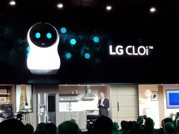 ▲ 데이비드 반더월(David Vanderwaal) LG전자 미국법인 마케팅총괄이 8일(현지시간) 미국 라스베이거스 만달레이 베이 호텔에서 열린 'LG 글로벌 콘퍼런스'에서 LG전자의 AI 로봇 '클로이'를 직접 시연하고 있는 모습. ⓒ연찬모 기자