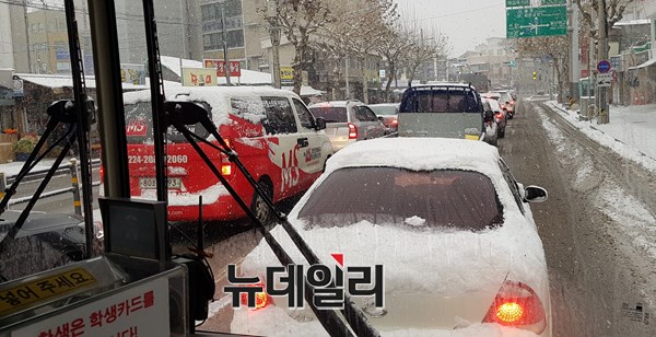 ▲ 9일 오전에 내린 폭설로 인해 주요도로가 빙판길로 변하면서 출근길 지각사태가 속출했다. 사진은 이날 오전 8시 50분께 충북 청주시 상당구 육거리 4차선 도로가 거대한 주차장으로 변한 모습이다.ⓒ김정원 기자