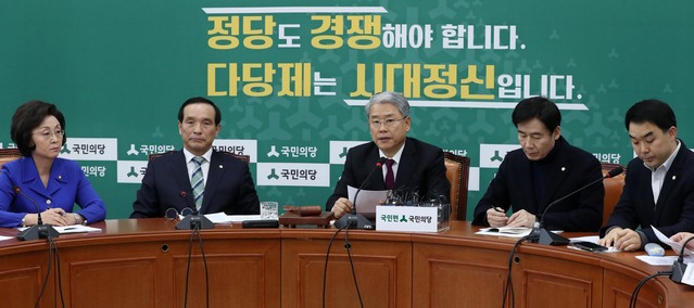 ▲ 국민의당 김동철(가운데) 원내대표가 9일 오전 서울 여의도 국회에서 열린 제55차 원내대책회의에 참석해 정부의 일자리 창출을 비판하는 발언을 하고 있다. ⓒ뉴시스