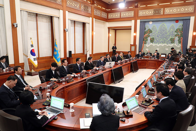 ▲ 문재인 대통령이 지난 2일 국무회의를 주재하는 모습. 문 대통령은 이날 대화 용의를 밝힌 북한 김정은의 신년사에 대해 환영의 뜻을 나타냈다. ⓒ청와대 제공