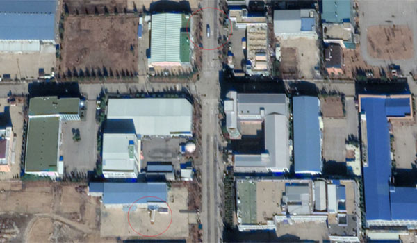 ▲ 개성공단 내에서 버스들이 돌아다니는 모습. ⓒ구글어스-VOA 관련보도 화면캡쳐.