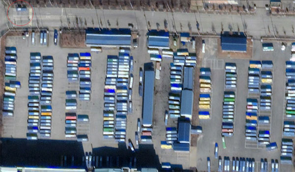 ▲ 개성공단 내 차고지에 주차돼 있는 버스들. 2017년 6월 이후 모두 60여 대의 버스가 사라진 것으로 확인됐다. ⓒ구글어스-VOA 관련보도 화면캡쳐.