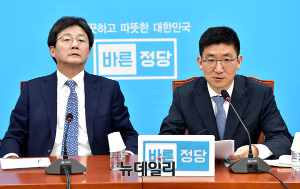 ▲ 바른정당 김세연 의원(오른쪽) 은 9일 바른정당을 탈당해 자유한국당으로 복당하기로 했다고 밝혔다. 왼쪽은 유승민 바른정당 대표. ⓒ뉴데일리 이종현 기자