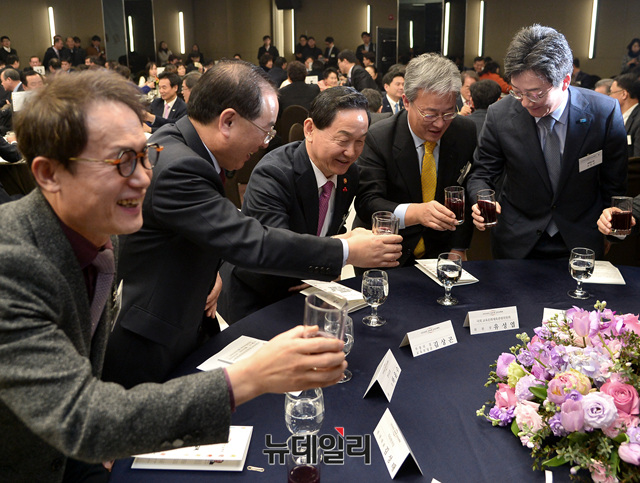 ▲ 왼쪽부터 조희연 서울시교육감, 성낙인 서울대학교 총장, 하윤수 한국교총 회장, 김상곤 부총리겸 교육감, 유성엽 국회 교육문화체육관광위원장, 유승민 바른정당 대표 ⓒ 뉴데일리 공준표