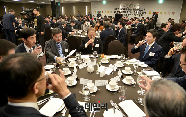 ▲ 왼쪽부터 조희연 서울시교육감, 성낙인 서울대학교 총장, 하윤수 한국교총 회장, 김상곤 부총리겸 교육감, 유성엽 국회 교육문화체육관광위원장, 유승민 바른정당 대표 ⓒ 뉴데일리 공준표