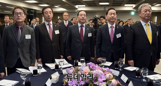 ▲ 왼쪽부터 조희연 서울시교육감, 김성태 자유한국당 원내대표, 하윤수 한국교총 회장, 김상곤 부총리 겸 교육부 장관, 유성엽 국회 교육문화체육관광위원장 ⓒ 뉴데일리 공준표