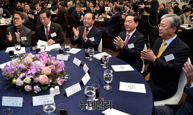 ▲ 왼쪽부터 조희연 서울시교육감, 김성태 자유한국당 원내대표, 하윤수 한국교총 회장, 김상곤 부총리 겸 교육부 장관, 유성엽 국회 교육문화체육관광위원장 ⓒ 뉴데일리 공준표