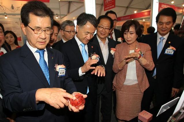 ▲ 이시종 충북도지사가 지난해 열린 2017오송화장품바이오산업엑스포에서 전시장을 둘러보고 있다.ⓒ충북도