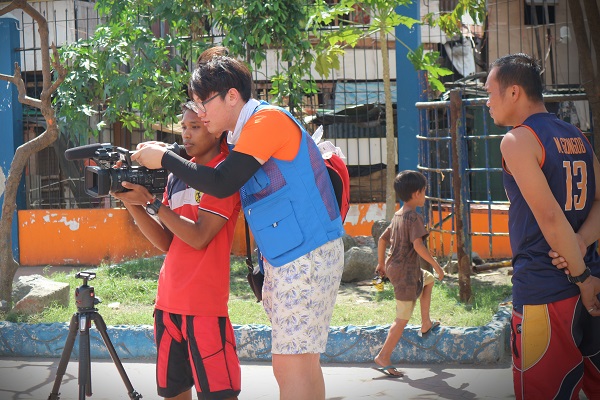 ▲ 청주대 해외봉사단이 오는 14~19일까지 6일간 필리핀 바세코에서 재능기부 봉사를 실시한다. 사진은 지난해 바스코에서 학생들이 활동(영화촬영 분야)하는 모습이다.ⓒ청주대