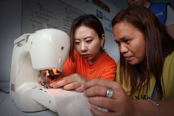 ▲ 청주대 학생들이 지난해 필리핀에서 재능기부(패션분야)활동 모습.ⓒ청주대