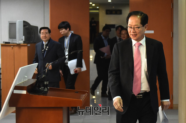 ▲ 더불어민주당 오제세 의원이 9일 오후 충북도지사 출마선언을 하기 위해 국회 기자회견장으로 들어서고 있다. ⓒ뉴데일리 이종현 기자