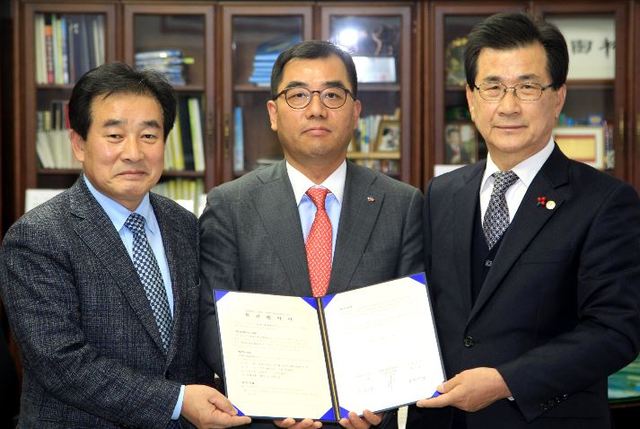 ▲ 충북도와 진천군이 9일 CJ제일제당과 진천 송두산업단지 투자협약을 맺었다.ⓒ충북도