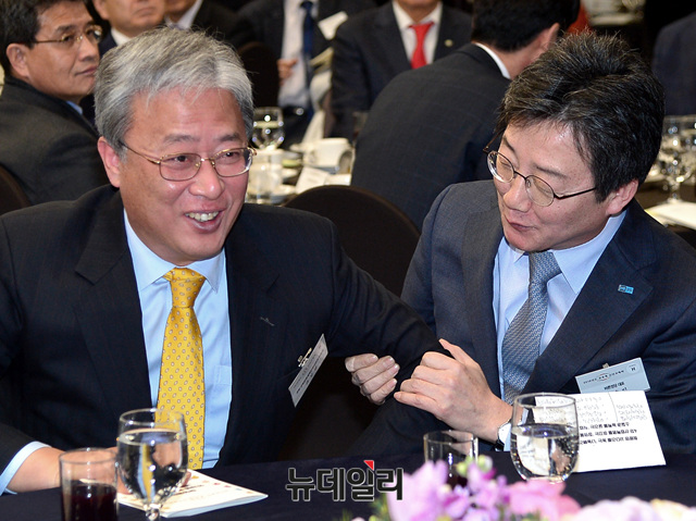 ▲ 국회 교육문화체육관광위원장인 국민의당 유성엽 의원과 바른정당 유승민 대표가 9일 오전 열린 교육계 신년교례회에서 서로 먼저 축사를 하라며 양보하고 있다. ⓒ뉴데일리 공준표 기자