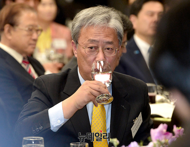 ▲ 국민의당 유성엽 의원이 바른정당 유승민 대표가 9일 오전 교육계 신년교례회에서 축사 도중 양당 통합에 함께 해달라고 호소하자, 테이블 위에 있던 물잔을 들어 급히 물을 마시고 있다. ⓒ뉴데일리 공준표 기자