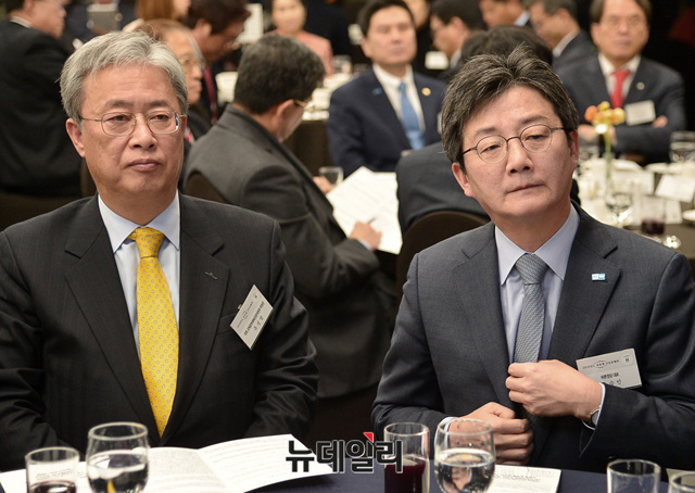 ▲ 국민의당 유성엽 의원과 바른정당 유승민 대표가 9일 오전 교육계 신년교례회에서, 유성엽 의원을 향해 양당 통합에 함께 해달라는 유승민 대표의 축사가 있은 직후, 무덤덤한 분위기 속에서 서로 단상을 바라보고 있다. ⓒ뉴데일리 공준표 기자