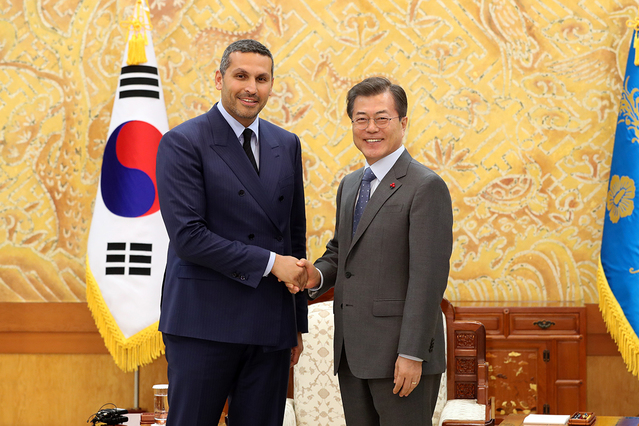 ▲ 문재인 대통령이 칼둔 칼리파 알 무바라크 UAE 아부다비 행정청장을 만나 모습. ⓒ청와대 제공