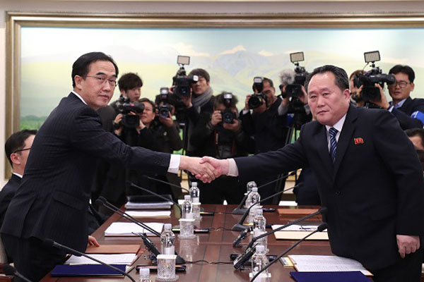 ▲ 조명균 통일부 장관과 리선권 北조평통 위원장이 남북 공동보도문을 교환한 뒤 악수를 나누고 있다. ⓒ뉴시스. 무단전재 및 재배포 금지.