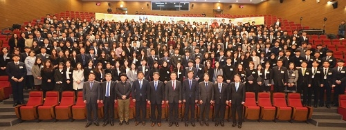 ▲ LH 정규직 전환직원들이 임용식을 마치고 기념촬영을 하고 있다. ⓒLH